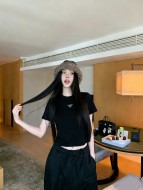 目を惹くカラー 2026 プラダ 新作 半袖Tシャツ 偽物