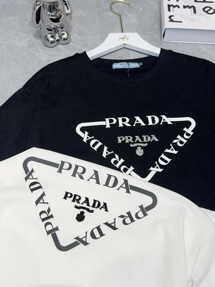 定番人気！ 2026 プラダ 新作 半袖Tシャツ 偽物
