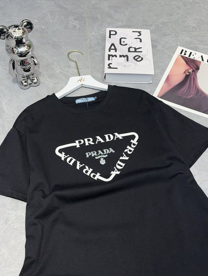 人気急上昇 2026 プラダ 新作 半袖Tシャツ スーパーコピー 2色