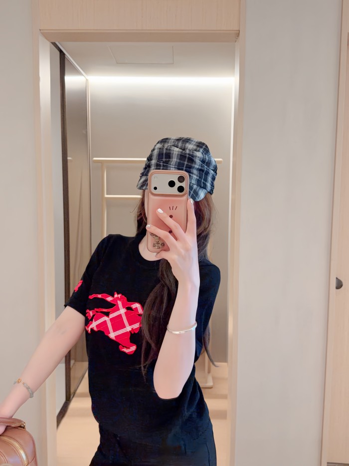 争奪戦 2026 バーバリー 新作 半袖Tシャツ スーパーコピー