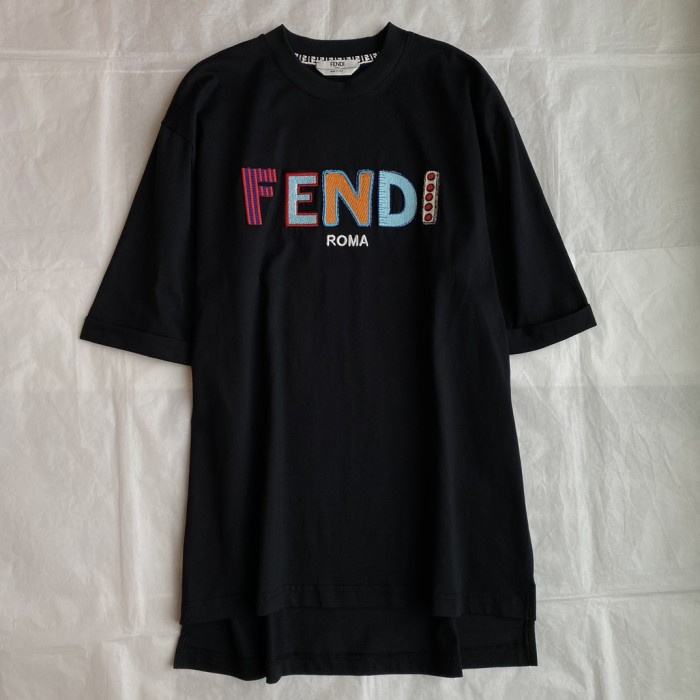 人気急上昇 2026 フェンディ 新作 半袖Tシャツ 偽物