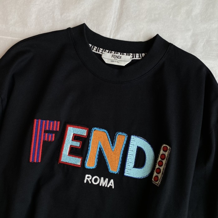 人気急上昇 2026 フェンディ 新作 半袖Tシャツ 偽物
