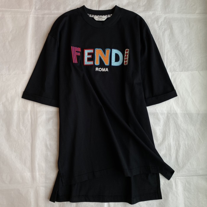 人気急上昇 2026 フェンディ 新作 半袖Tシャツ 偽物