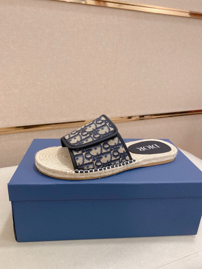 入手困難品！2026 ディオール 新作 サンダル-スリッパ 偽物
