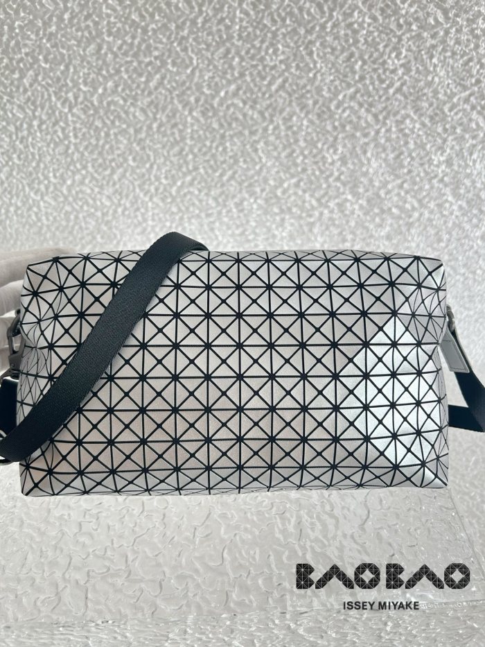 入手困難品！イッセイミヤケ レディース ショルダーバッグ 偽物
