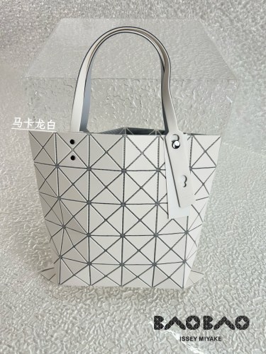 超希少！イッセイミヤケ レディース トートバッグ 偽物