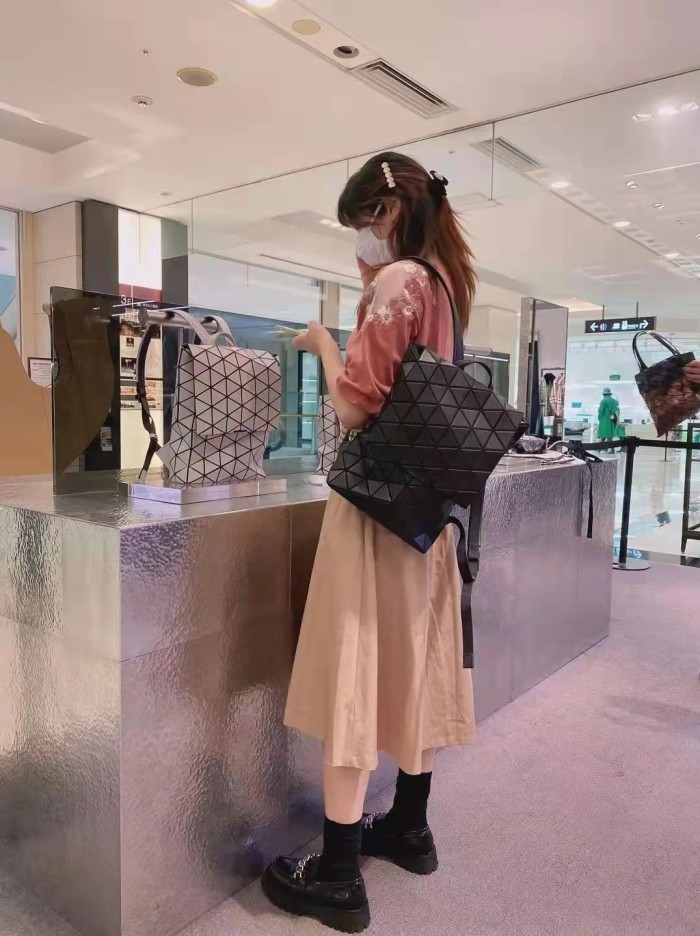 【大特価】イッセイミヤケ レディース ショルダーバッグ スーパーコピー