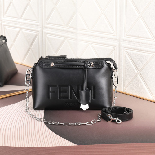 激安価格！フェンディ ショルダーバッグ コピー