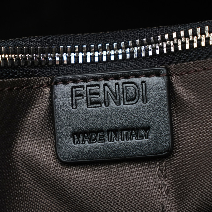 激安価格！フェンディ ショルダーバッグ コピー