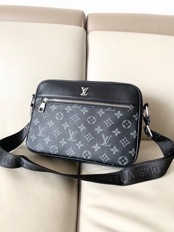 日本未入荷 ルイヴィトン ショルダーバッグ 偽物
