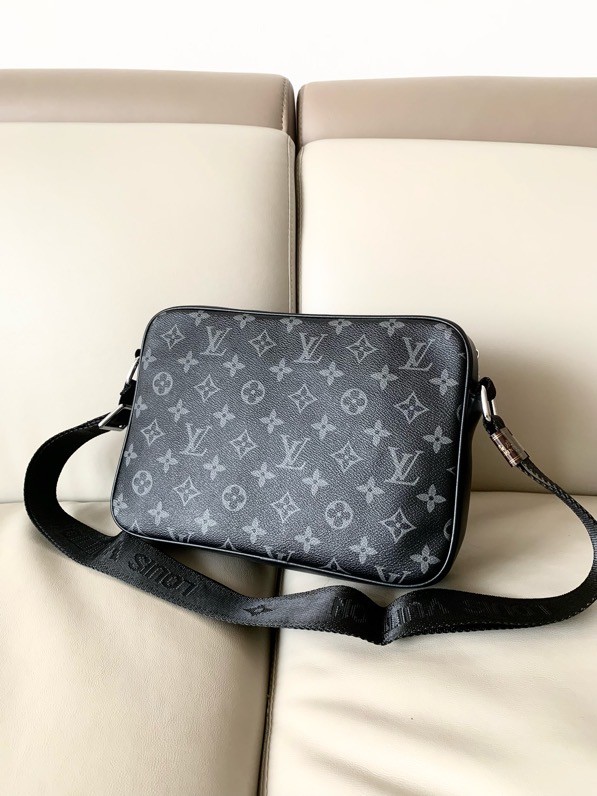 日本未入荷 ルイヴィトン ショルダーバッグ 偽物