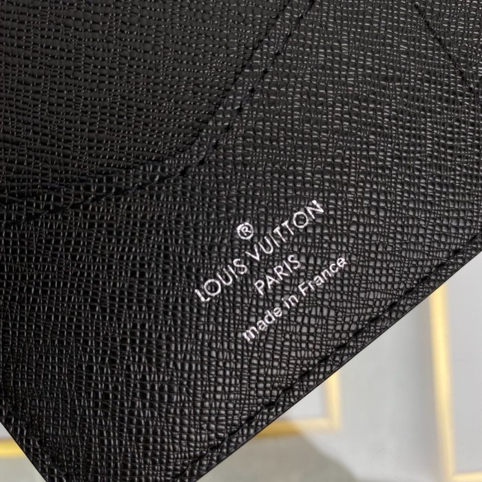 Louis Vuitton Mens Womens Clutch Wallet Purse Luxury Fashion PASSPORT COVER Monogram Eclipse M64501