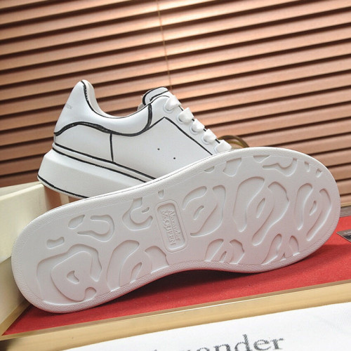 Alexander McQueen Womens Mens Shoes Fashion Sneakers Unisex Design Luxury Brand Oversized Sneaker with Box