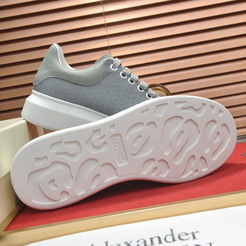 Alexander McQueen Womens Mens Shoes Fashion Sneakers Unisex Design Luxury Brand Oversized Sneaker with Box
