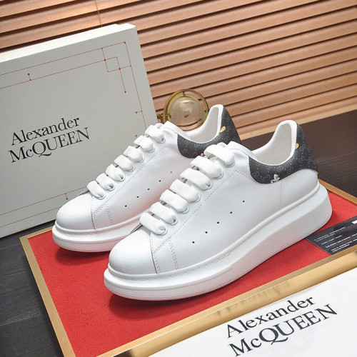 Alexander McQueen Womens Mens Shoes Fashion Sneakers Unisex Design Luxury Brand Oversized Sneaker with Box