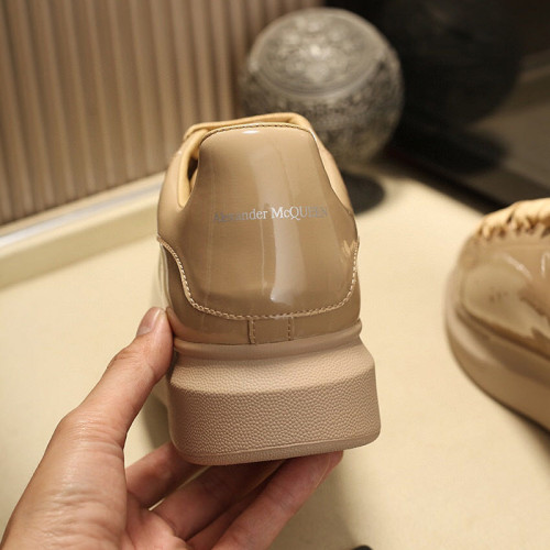 Alexander McQueen Womens Mens Shoes Fashion Sneakers Unisex Design Luxury Brand Oversized Sneaker with Box