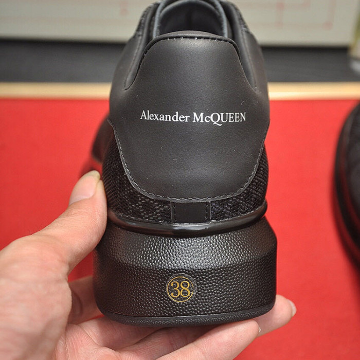 Alexander McQueen Womens Mens Shoes Fashion Sneakers Unisex Design Luxury Brand Oversized Sneaker with Box