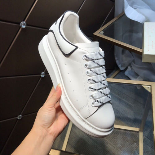 Alexander McQueen Womens Mens Shoes Fashion Sneakers Unisex Design Luxury Brand Oversized Sneaker with Box