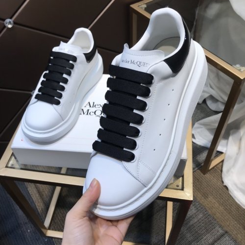 Alexander McQueen Womens Mens Shoes Fashion Sneakers Unisex Design Luxury Brand Oversized Sneaker with Box