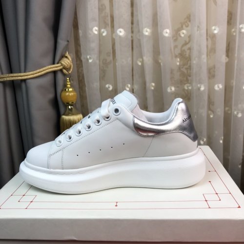 Alexander McQueen Womens Mens Shoes Fashion Sneakers Unisex Design Luxury Brand Oversized Sneaker with Box