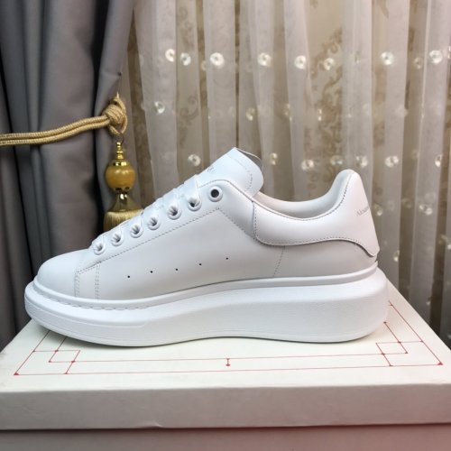 Alexander McQueen Womens Mens Shoes Fashion Sneakers Unisex Design Luxury Brand Oversized Sneaker with Box