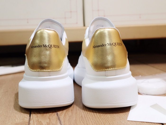 Alexander McQueen Womens Mens Shoes Fashion Sneakers Unisex Design Luxury Brand Oversized Sneaker with Box