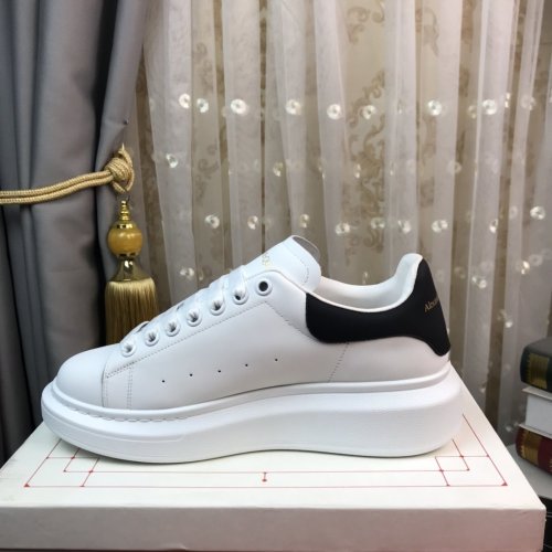 Alexander McQueen Womens Mens Shoes Fashion Sneakers Unisex Design Luxury Brand Oversized Sneaker with Box