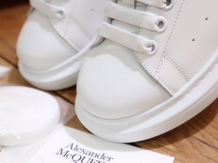 Alexander McQueen Womens Mens Shoes Fashion Sneakers Unisex Design Luxury Brand Oversized Sneaker with Box