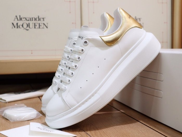 Alexander McQueen Womens Mens Shoes Fashion Sneakers Unisex Design Luxury Brand Oversized Sneaker with Box