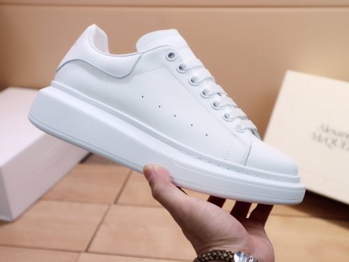 Alexander McQueen Womens Mens Shoes Fashion Sneakers Unisex Design Luxury Brand Oversized Sneaker with Box