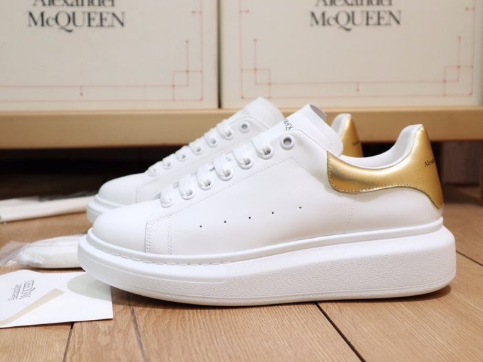 Alexander McQueen Womens Mens Shoes Fashion Sneakers Unisex Design Luxury Brand Oversized Sneaker with Box