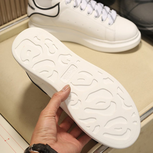Alexander McQueen Womens Mens Shoes Fashion Sneakers Unisex Design Luxury Brand Oversized Sneaker with Box