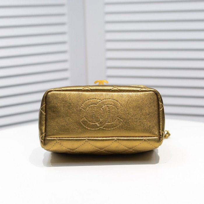 Chanel Womens Bags Crossbody Bag Kiss Lock Bag