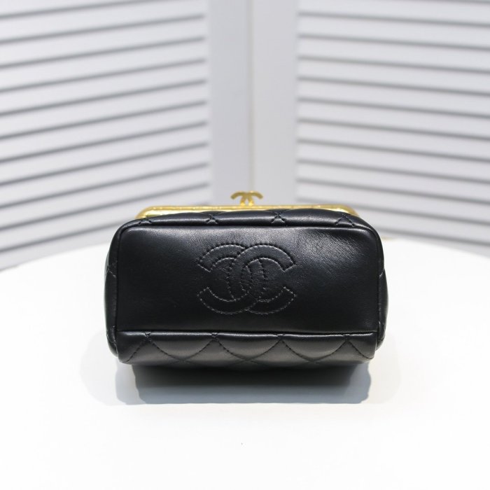 Chanel Womens Bags Crossbody Bag Kiss Lock Bag