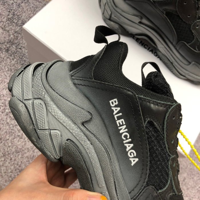 Balenciaga Mens Shoes Triple S Sneaker