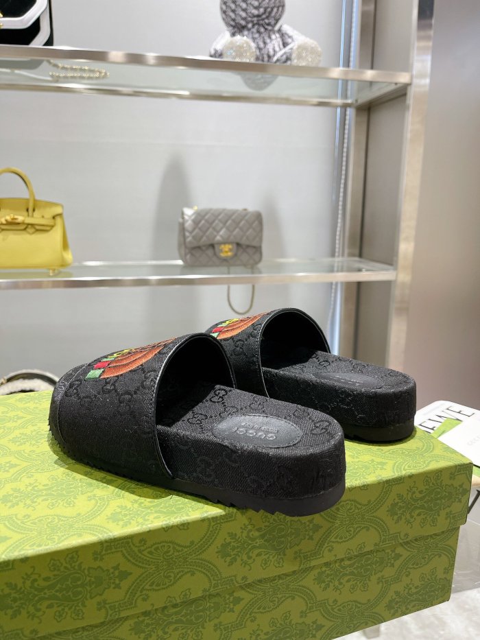 Gucci Womens Shoes Sandals Slides Slippers Luxury Brand Thick Sole Design Women's GG canvas slide sandal with Original Box 624695 H6320 9763