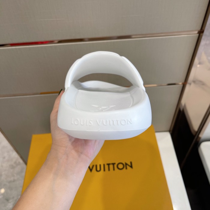 Louis Vuitton Mens Shoes Slippers Sandals Flip Flop Luxury Brand WATERFRONT MULE White Monogram-embossed rubber with Original Box 1A9FKF