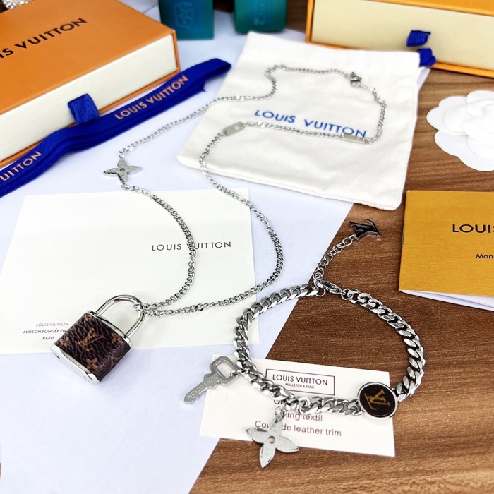 Louis Vuitton Luxury Men Womens Bracelet XB551