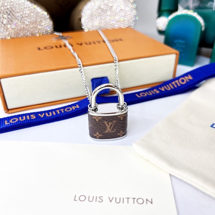 Louis Vuitton Luxury Men Womens Necklace XP574