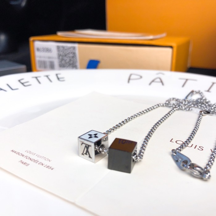 Louis Vuitton Luxury Men Womens Necklace