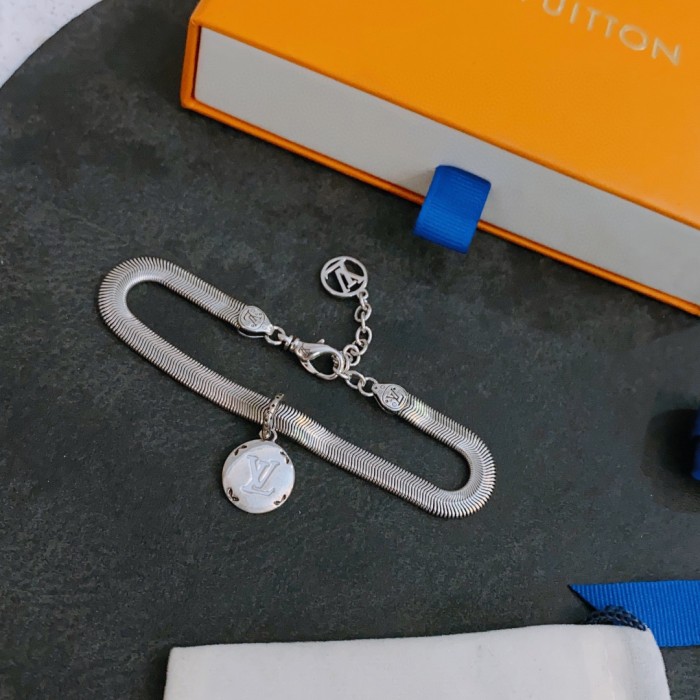Louis Vuitton Luxury Men Womens Necklace