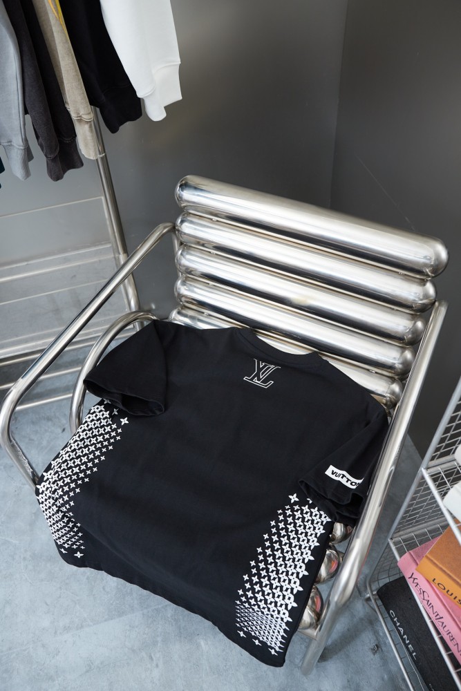 Louis Vuitton Luxury Brand Men Womens Short Sleeve T-Shirt Technical Performance T-Shirt 1AFVTZ Whatsapp 【+1-3239614486】