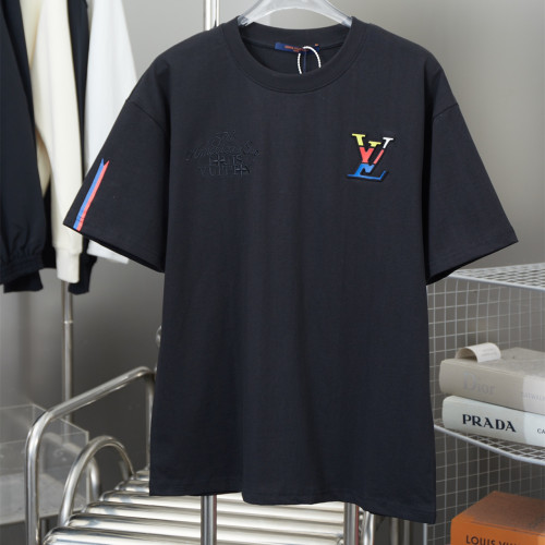 Louis Vuitton Luxury Brand Men Womens Short Sleeve T-Shirt Graphic Cotton T-Shirt Whatsapp 【+1-3239614486】