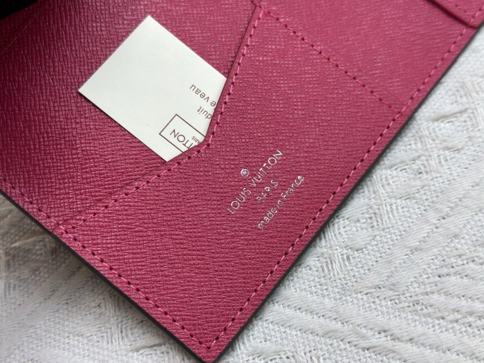 Louis Vuitton Mens Womens Wallets Passport Cover Luxury Brand Fashion Type M12237 Wallet with Original Box whatsapp 【+1-3239614486】