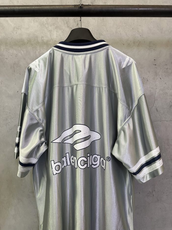 Balenciaga Luxury Brand Women Mens Short Sleeve T-Shirt MEN'S 3B FOOTBALL V-NECK T-SHIRT OVERSIZED IN GREY/WHITE 857113TTVQ71461 Whatsapp 【+1-3239614486】
