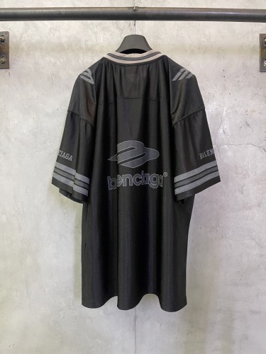 Balenciaga Luxury Brand Women Mens Short Sleeve T-Shirt MEN'S 3B FOOTBALL V-NECK T-SHIRT OVERSIZED IN BLACK/ANTHRACITE 857086TTVQ61066 Whatsapp 【+1-3239614486】