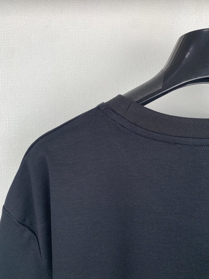 Louis Vuitton  Luxury Brand Men Womens Short Sleeve T-Shirt Signature Short-Sleeved T-Shirt Whatsapp 【+1-3239614486】