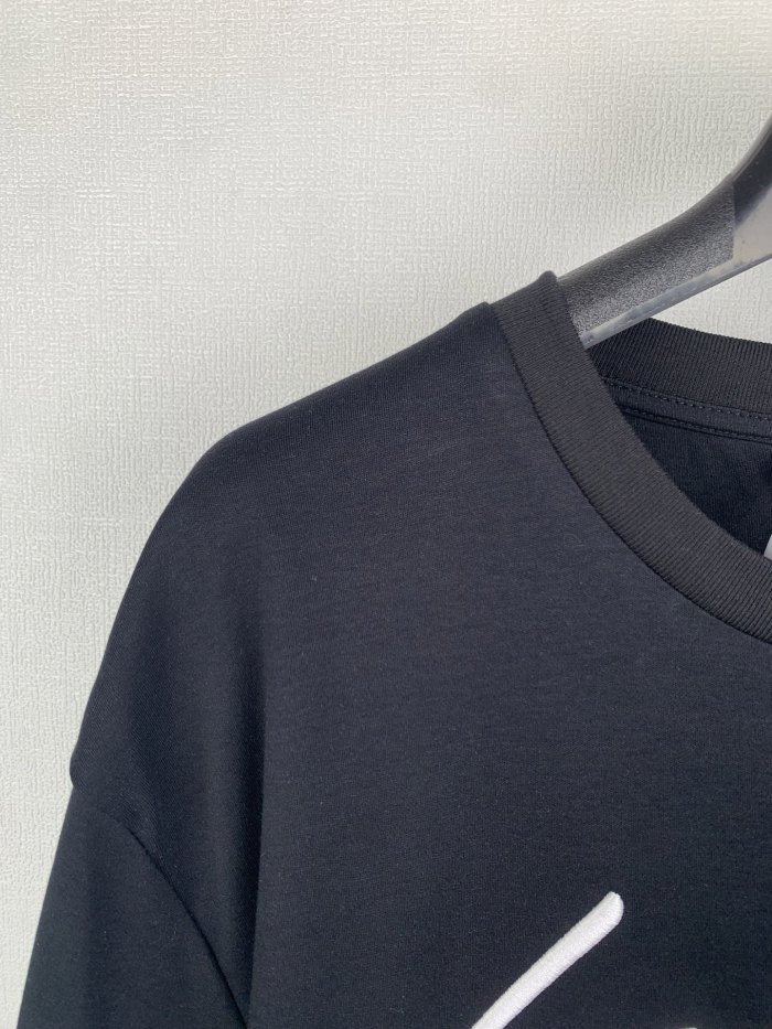 Louis Vuitton  Luxury Brand Men Womens Short Sleeve T-Shirt Signature Short-Sleeved T-Shirt Whatsapp 【+1-3239614486】