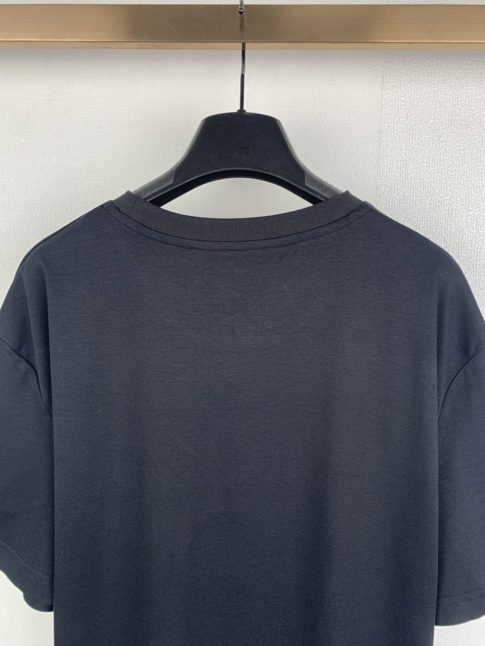 Louis Vuitton  Luxury Brand Men Womens Short Sleeve T-Shirt Signature Short-Sleeved T-Shirt Whatsapp 【+1-3239614486】