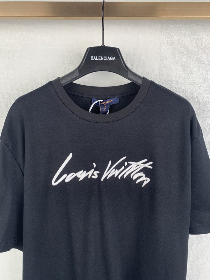 Louis Vuitton  Luxury Brand Men Womens Short Sleeve T-Shirt Signature Short-Sleeved T-Shirt Whatsapp 【+1-3239614486】